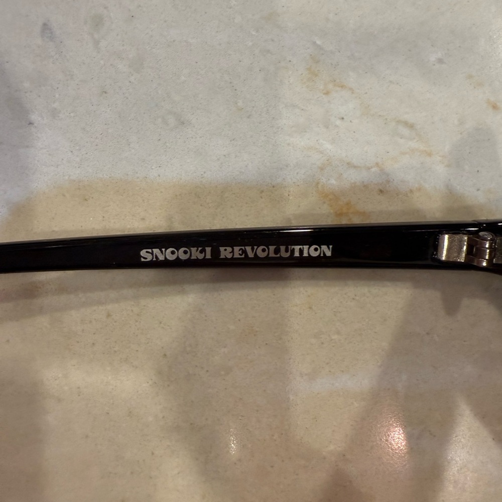 Snooki by Nicole Polizzi sunglasses.  Comes with case as shown - Picture 3 of 6